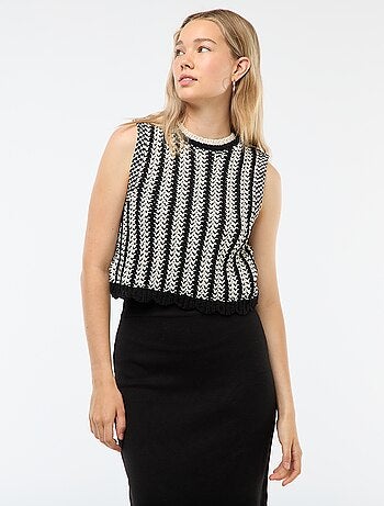 Camisola sem mangas em croché com base ondulada