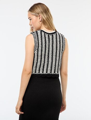 Camisola sem mangas em croché com base ondulada