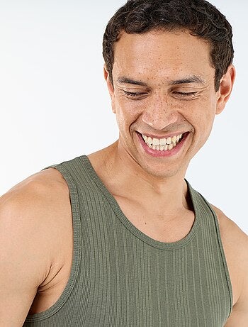 Camisola sem mangas lisa e canelada