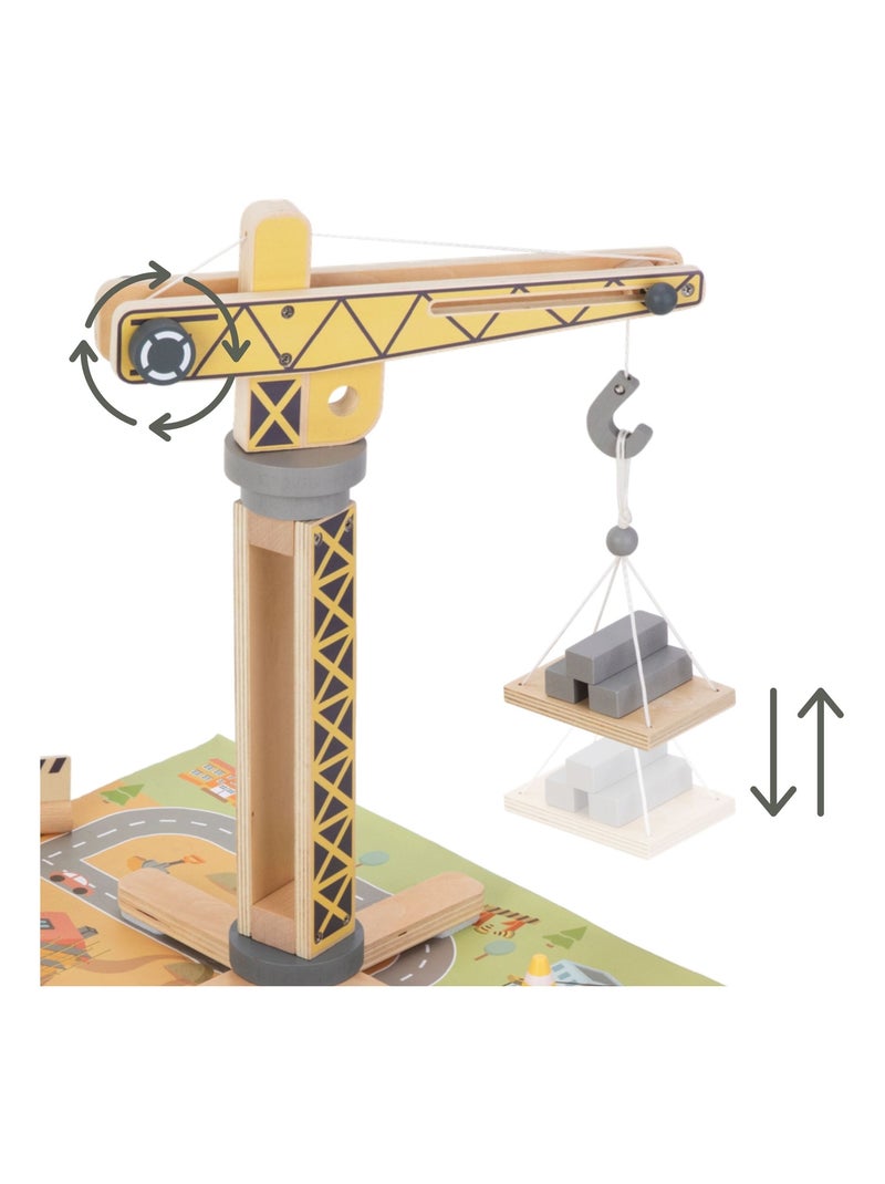 Canteiro de obras de madeira com grande grua rotativa e veículos N/D - Kiabi