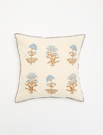Capa de almofada com flores bordadas