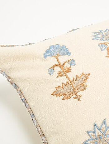 Capa de almofada com flores bordadas