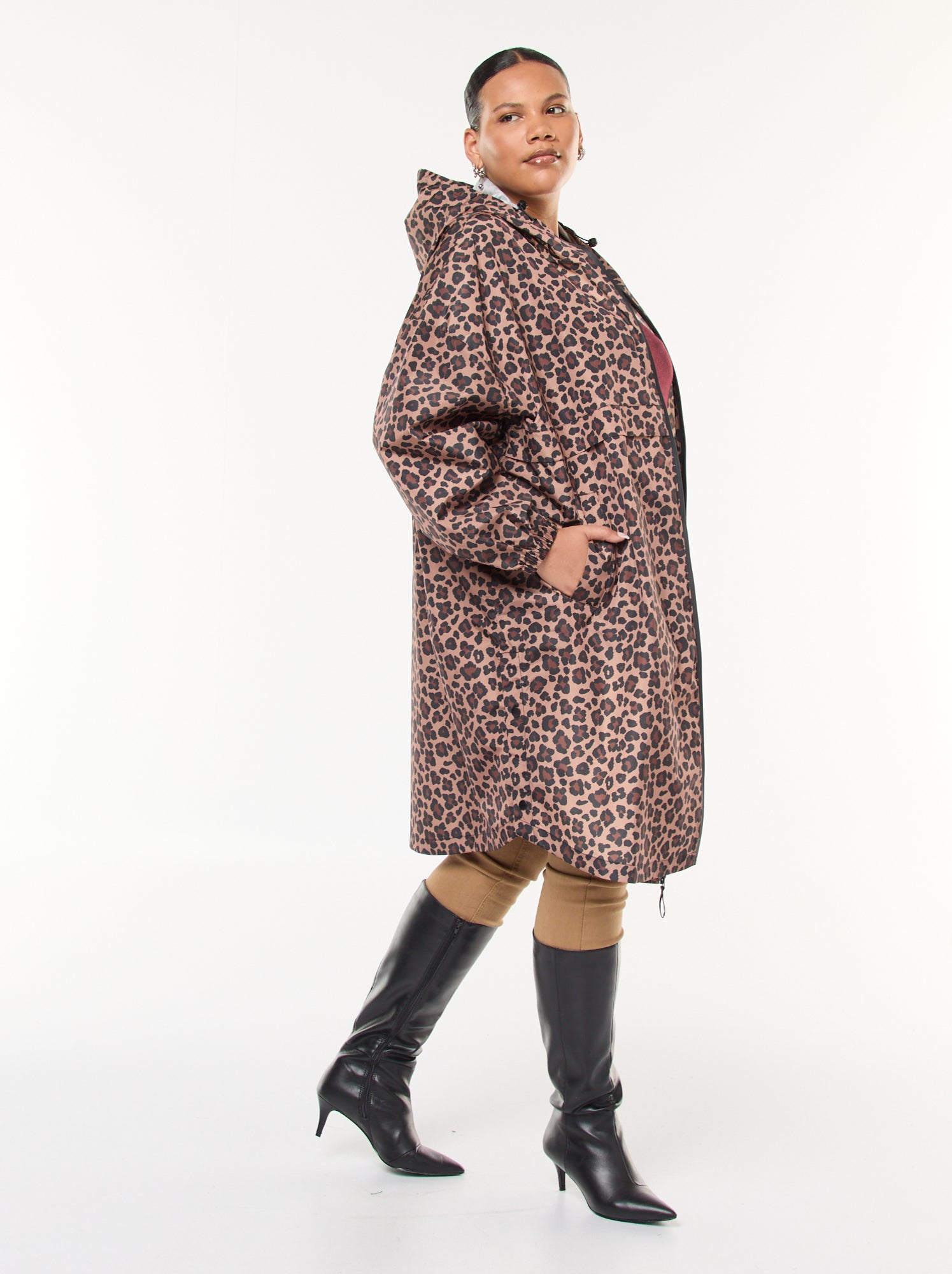 Capa de chuva repelente de água com estampado de leopardo