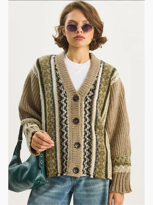 Cardigan com estampado étnico, decote em v, manga comprida e fecho de botões lucci - Kiabi Cardigan com estampado étnico, decote em v, manga comprida e fecho de botões lucci - Kiabi