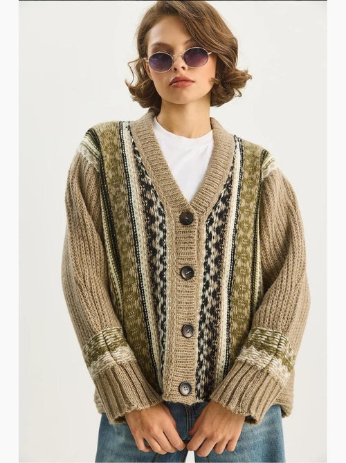 Cardigan com estampado étnico, decote em v, manga comprida e fecho de botões lucci - Kiabi Cardigan com estampado étnico, decote em v, manga comprida e fecho de botões lucci - Kiabi