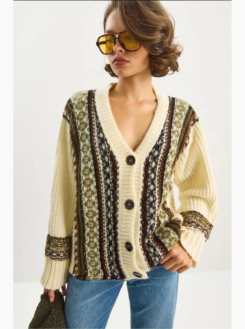 Cardigan com estampado étnico, decote em v, manga comprida e fecho de botões lucci - Kiabi Cardigan com estampado étnico, decote em v, manga comprida e fecho de botões lucci - Kiabi