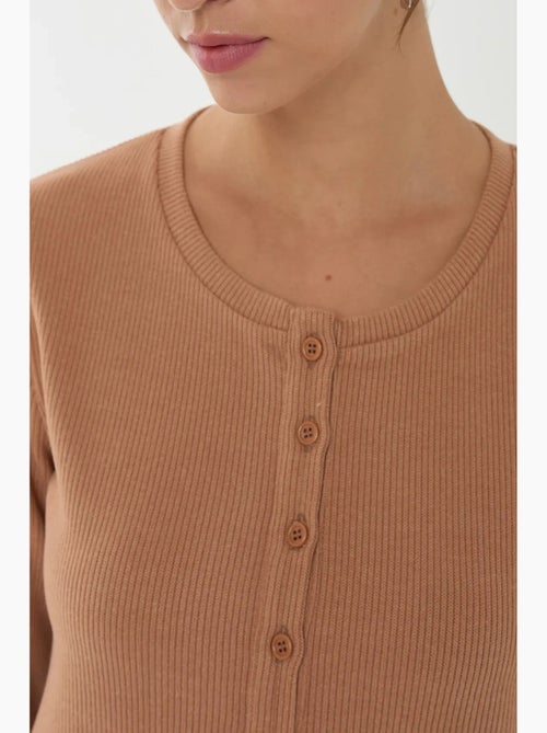 Cardigan de malha com botões frontais hiccup - Kiabi Cardigan de malha com botões frontais hiccup - Kiabi