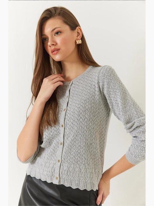 Cardigan de malha com botões vazados e manga comprida lucci - Kiabi Cardigan de malha com botões vazados e manga comprida lucci - Kiabi