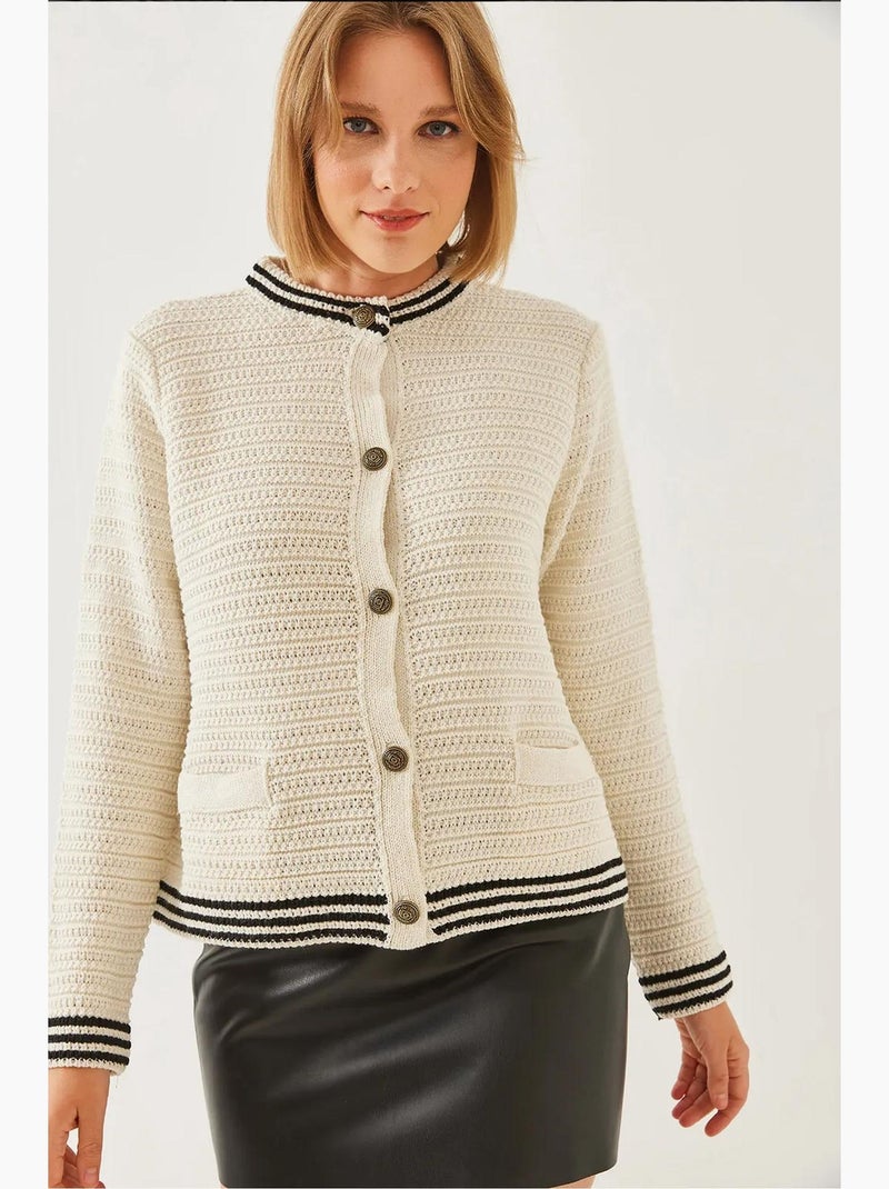 Cardigan de malha com detalhe de bolso e botões lucci Creme - Kiabi