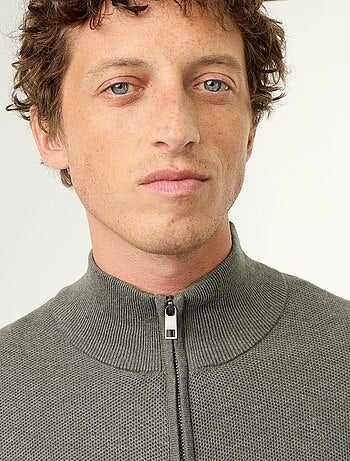 Cardigan em malha fina com fecho