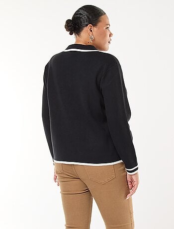 Cardigan em malha grossa com 2 bolsos e botões fantasia
