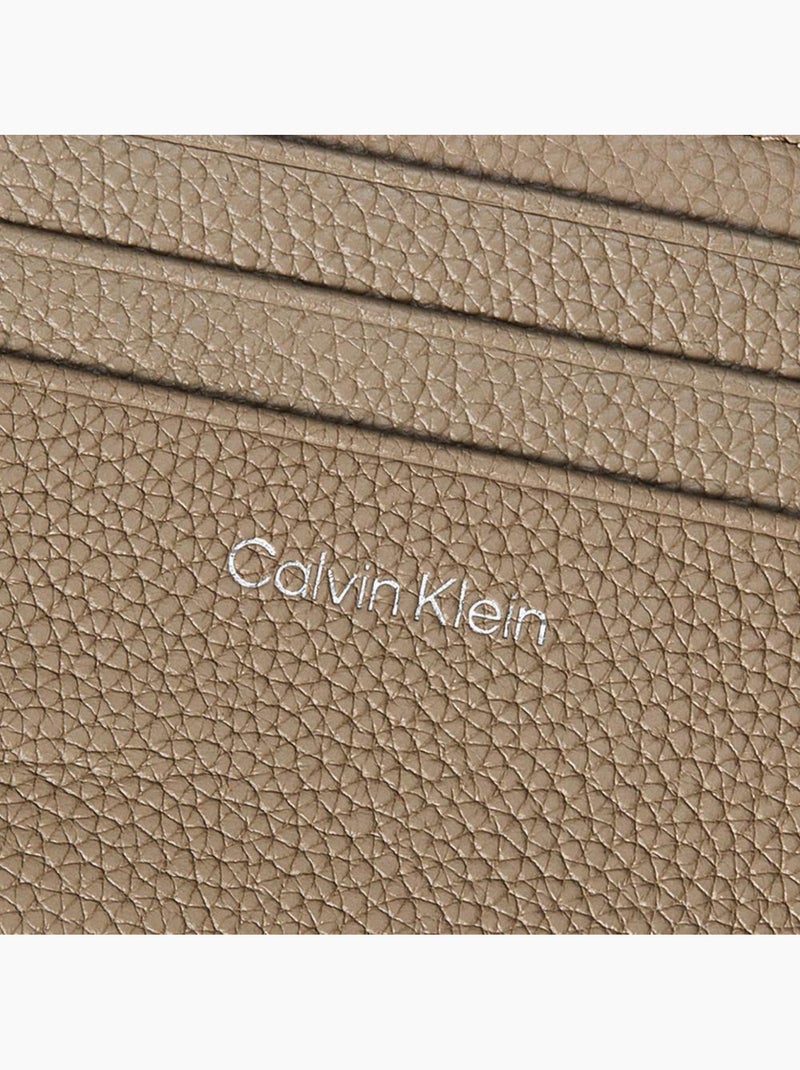 Carteira feminina taupe calvin klein jeans pebble Bege - Kiabi