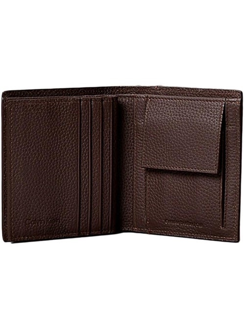 Carteira Masculina Castanha Calvin Klein Jeans Foil Emboss - Kiabi Carteira Masculina Castanha Calvin Klein Jeans Foil Emboss - Kiabi