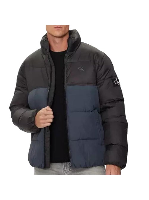 Casaco acolchoado calvin klein jeans blocking para homem preto/azul-marinho - Kiabi Casaco acolchoado calvin klein jeans blocking para homem preto/azul-marinho - Kiabi