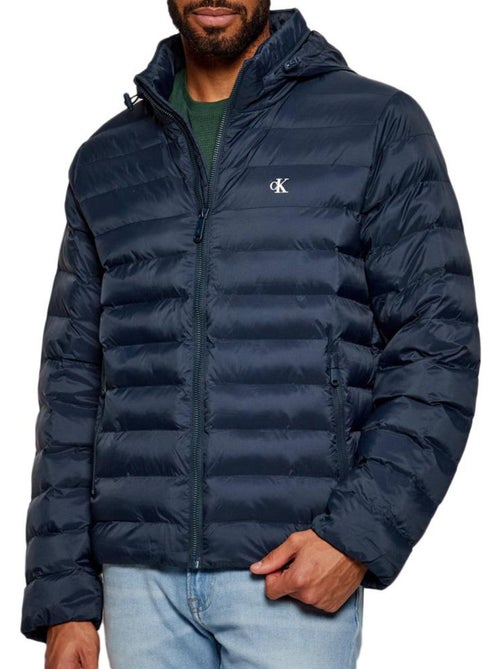 Casaco acolchoado calvin klein jeans lv04rc511g para homem - Kiabi Casaco acolchoado calvin klein jeans lv04rc511g para homem - Kiabi