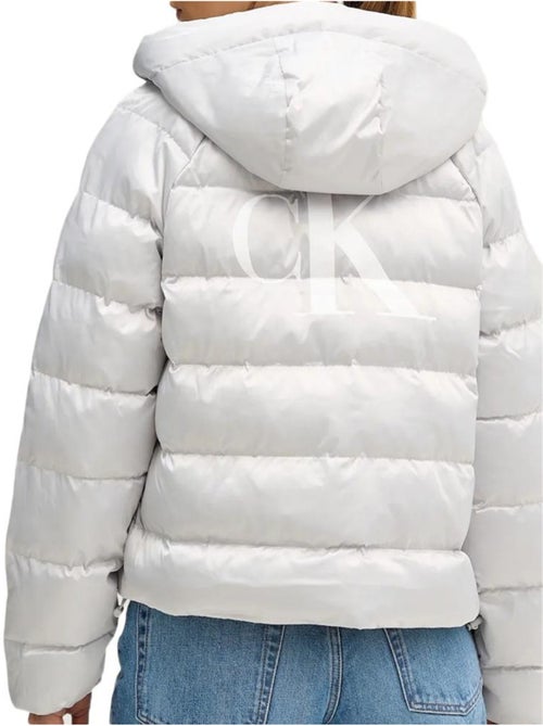Casaco Acolchoado Cetim Cinzento Claro Calvin Klein Jeans para Mulher - Kiabi Casaco Acolchoado Cetim Cinzento Claro Calvin Klein Jeans para Mulher - Kiabi