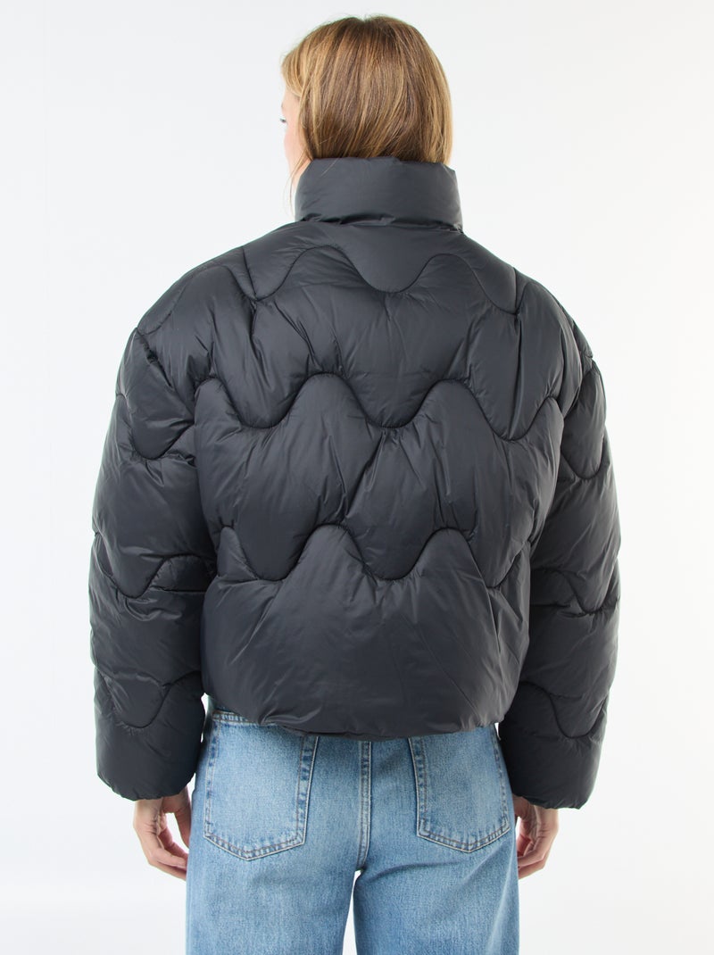 Casaco Acolchoado Curto com Gola Subida e Bolsos Forrados a Polar Preto - Kiabi