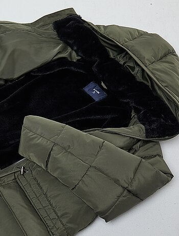 Casaco acolchoado de maternidade com detalhe para transportar o bebé