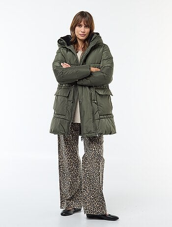 Casaco acolchoado de maternidade com detalhe para transportar o bebé