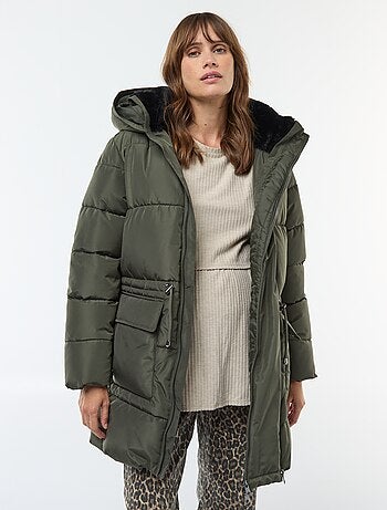 Casaco acolchoado de maternidade com detalhe para transportar o bebé