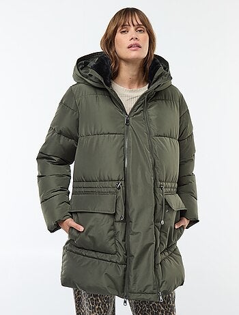 Casaco acolchoado de maternidade com detalhe para transportar o bebé