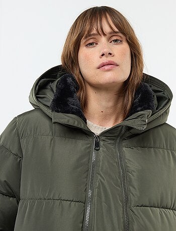 Casaco acolchoado de maternidade com detalhe para transportar o bebé