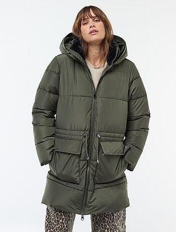 Casaco acolchoado de maternidade com detalhe para transportar o bebé