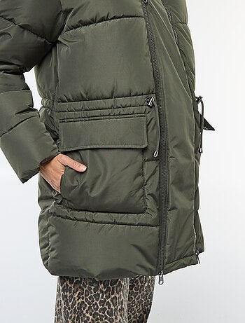 Casaco acolchoado de maternidade com detalhe para transportar o bebé