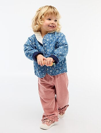 Casaco acolchoado em ganga com abertura de botões de pressão