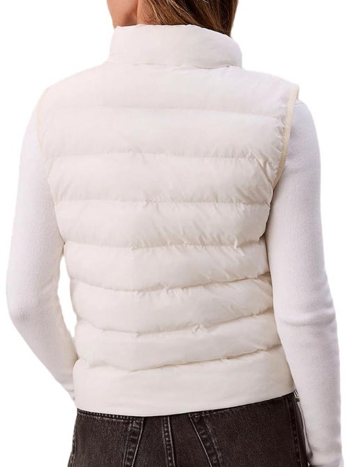 Casaco Acolchoado Leve Branco Calvin Klein Jeans para Mulher - Kiabi Casaco Acolchoado Leve Branco Calvin Klein Jeans para Mulher - Kiabi
