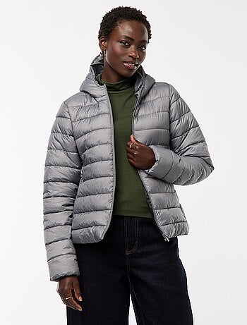 Casaco almofadado leve com capuz liso