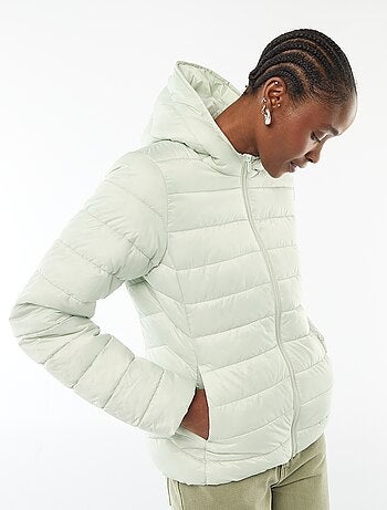 Casaco almofadado leve com capuz liso