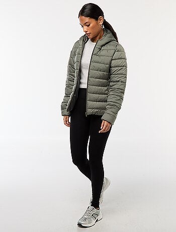 Casaco almofadado leve com capuz liso