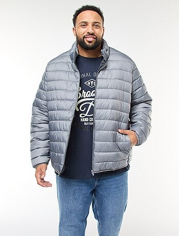 Casaco almofadado leve e liso de mangas compridas e gola alta