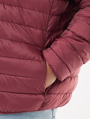 Casaco almofadado leve liso com mangas compridas e gola alta