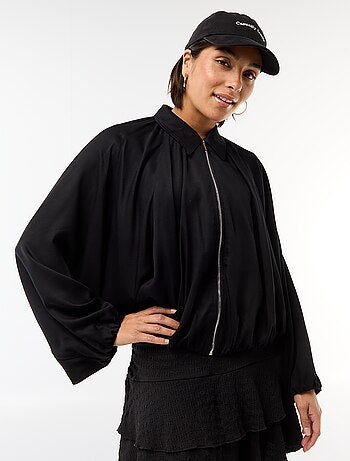 Casaco com fecho e mangas bufantes