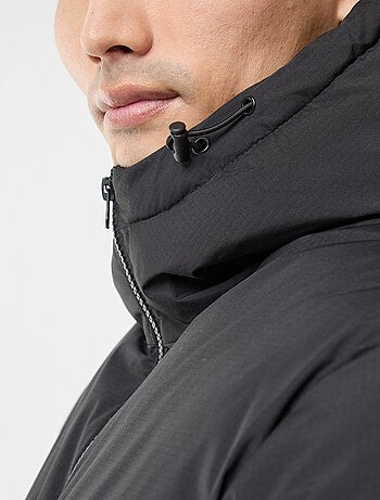 Casaco comprido acolchoado com capuz liso