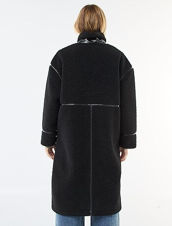 Casaco comprido efeito shearling com aplicações em imitação de pele