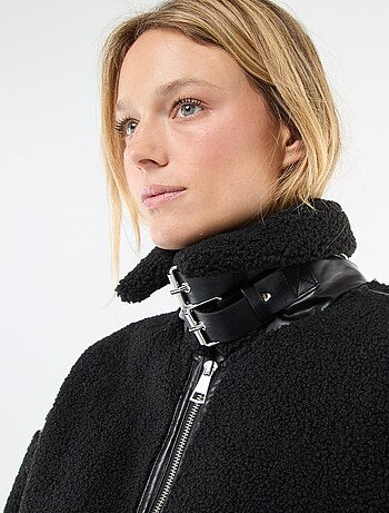 Casaco comprido efeito shearling com aplicações em imitação de pele