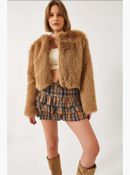 Casaco crop boxy em pelo sintético lucci - Kiabi Casaco crop boxy em pelo sintético lucci - Kiabi