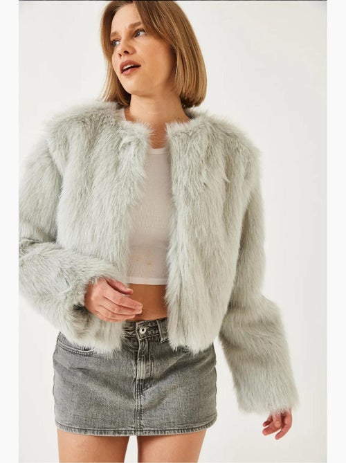 Casaco crop boxy em pelo sintético lucci - Kiabi Casaco crop boxy em pelo sintético lucci - Kiabi