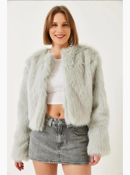Casaco crop boxy em pelo sintético lucci - Kiabi Casaco crop boxy em pelo sintético lucci - Kiabi