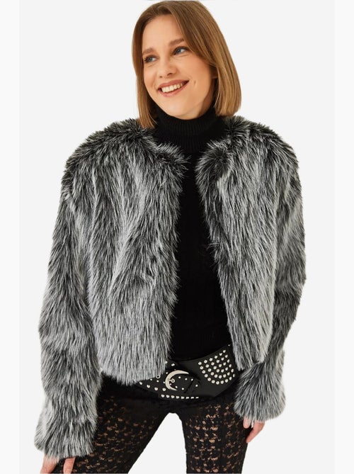 Casaco crop boxy em pelo sintético lucci - Kiabi Casaco crop boxy em pelo sintético lucci - Kiabi