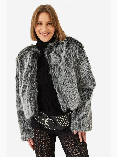Casaco crop boxy em pelo sintético lucci - Kiabi Casaco crop boxy em pelo sintético lucci - Kiabi