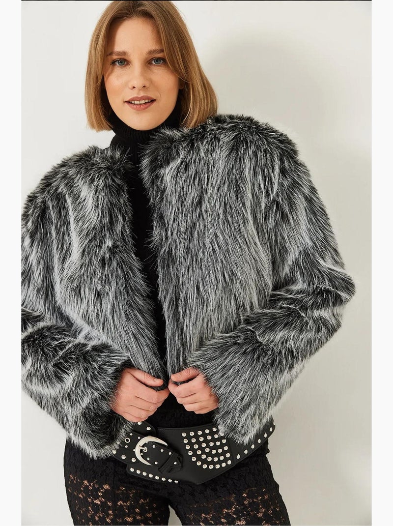 Casaco crop boxy em pelo sintético lucci Preto Branco - Kiabi