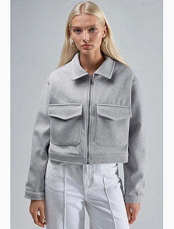 Casaco cropped de gabardine com fecho de correr e bolso busem