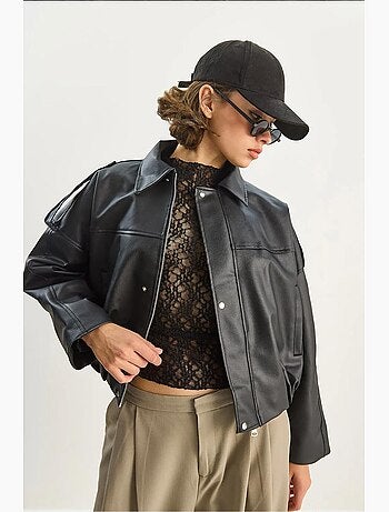 Casaco cropped oversized em pele sintética com fecho de correr lucci
