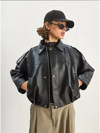 Casaco cropped oversized em pele sintética com fecho de correr lucci