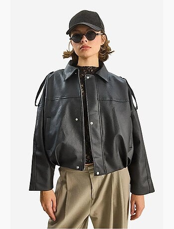 Casaco cropped oversized em pele sintética com fecho de correr lucci
