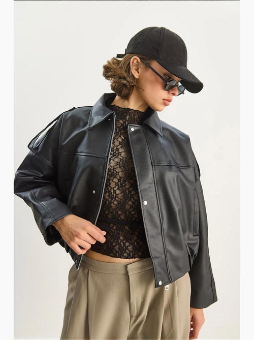 Casaco cropped oversized em pele sintética com fecho de correr lucci - Kiabi